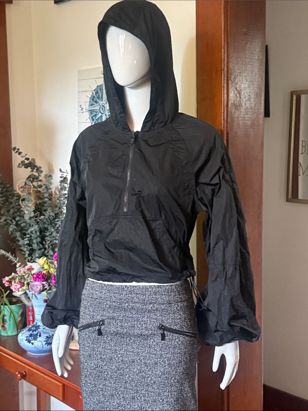 Lululemon size M black Hooded Windbreaker Jacket - Women's Lightweight Pullover